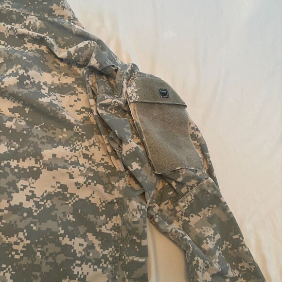 Military Combat Uniform Camo size small - Picture 7 of 8